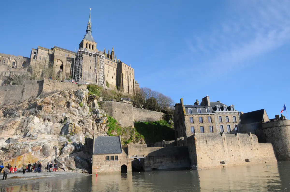Mont Saint-Michel à marée haute entourée d'eau en grandes marées