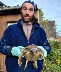 Julien Tient la tortue caouanne dans ses mains